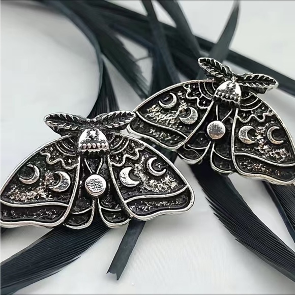 Moth crescent moon silver earrings - Picture 12 of 13